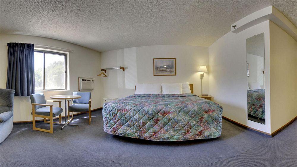 Super 8 By Wyndham Lincoln North Hotel Exterior photo