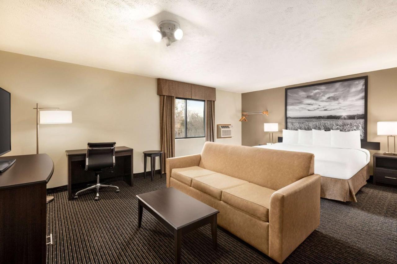 Super 8 By Wyndham Lincoln North Hotel Exterior photo