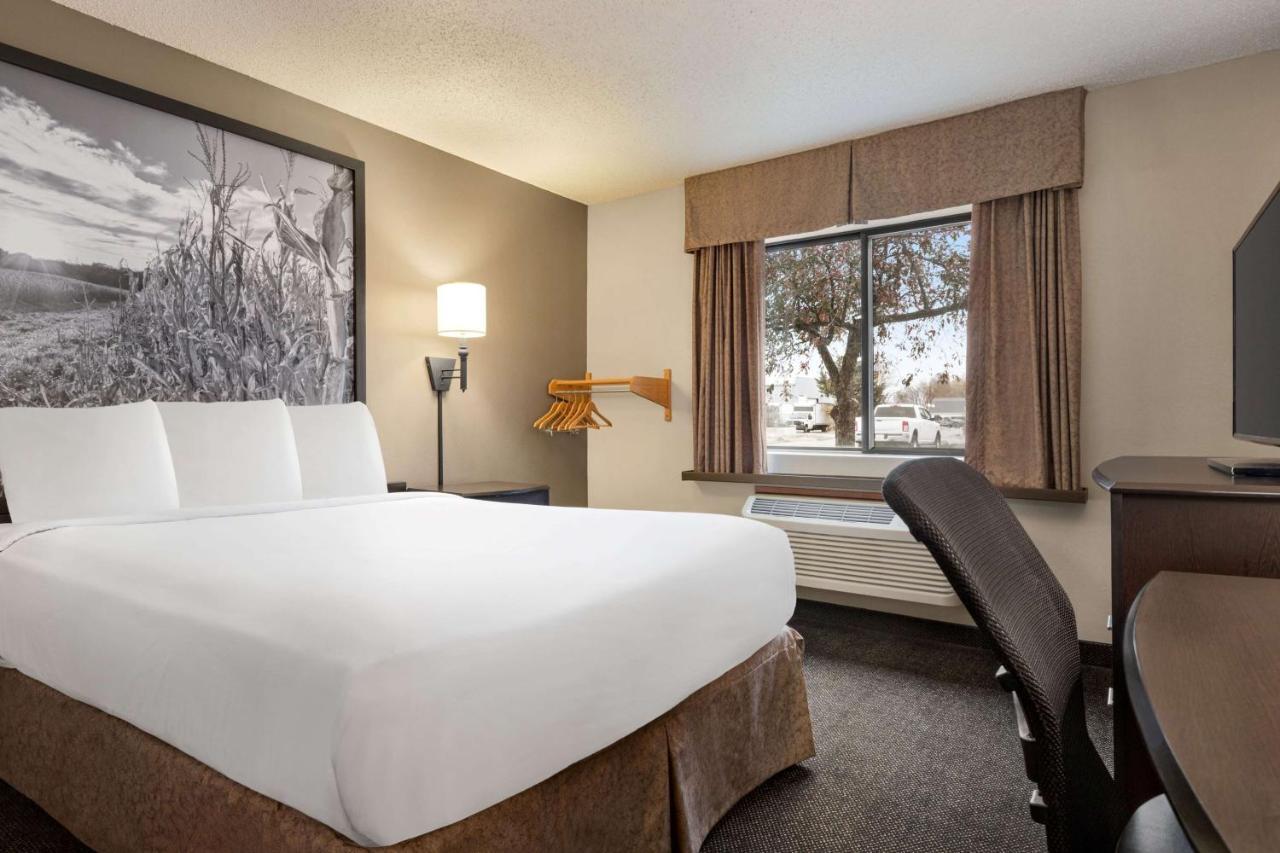 Super 8 By Wyndham Lincoln North Hotel Exterior photo