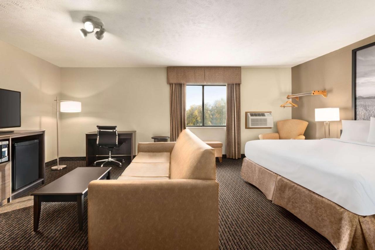 Super 8 By Wyndham Lincoln North Hotel Exterior photo