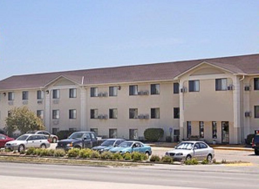 Super 8 By Wyndham Lincoln North Hotel Exterior photo